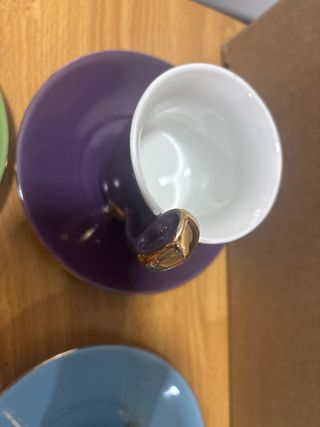 Tazas de té vintage con platillos y servilletas