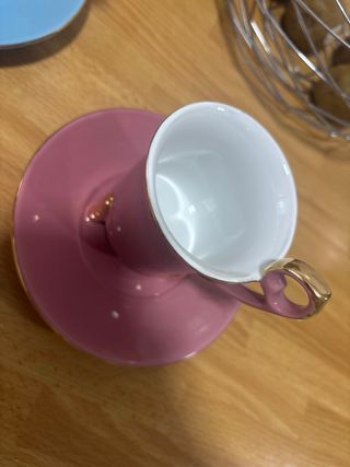 Tazas de té vintage con platillos y servilletas