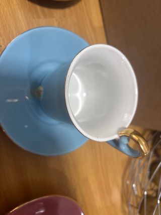 Tazas de té vintage con platillos y servilletas