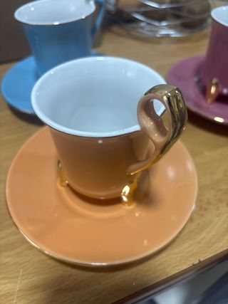 Tazas de té vintage con platillos y servilletas