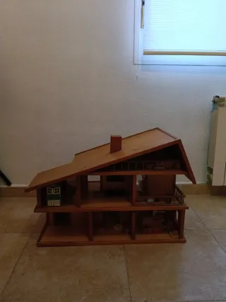 Casa de muñecas de madera