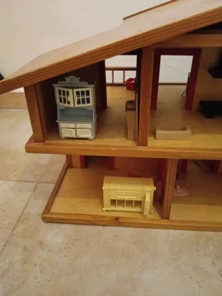 Casa de muñecas de madera
