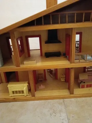 Casa de muñecas de madera