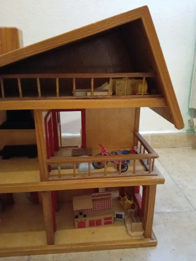 Casa de muñecas de madera