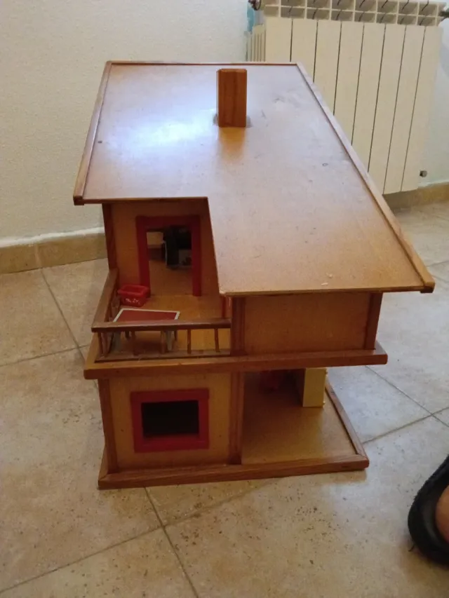 Casa de muñecas de madera