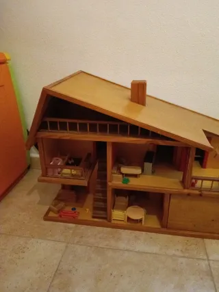 Casa de muñecas de madera