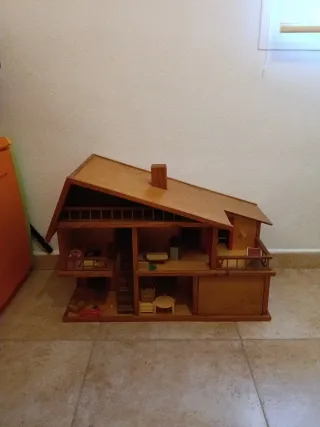 Casa de muñecas de madera
