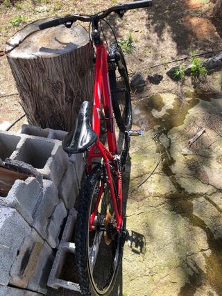Bicicleta de montaña roja