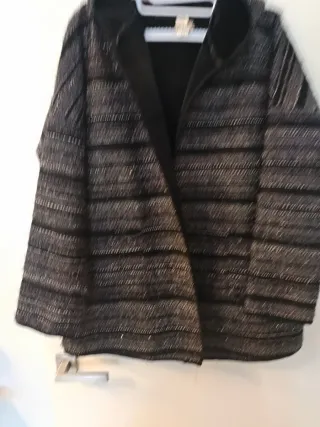 Chaqueta de rayas grises y negras