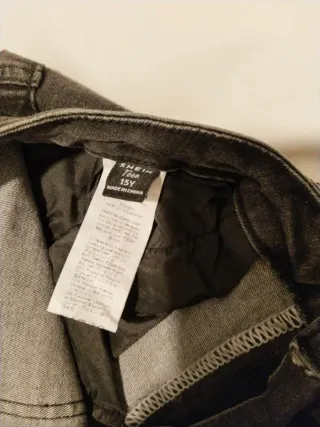 Pantalón corto vaquero desgarrado