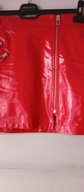 Falda mini roja efecto piel