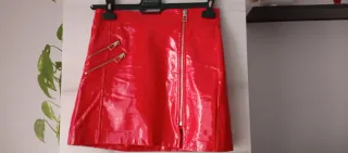 Falda mini roja efecto piel