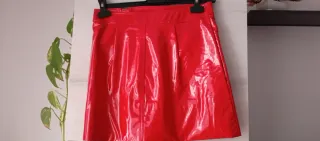 Falda mini roja efecto piel