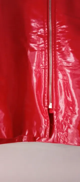 Falda mini roja efecto piel