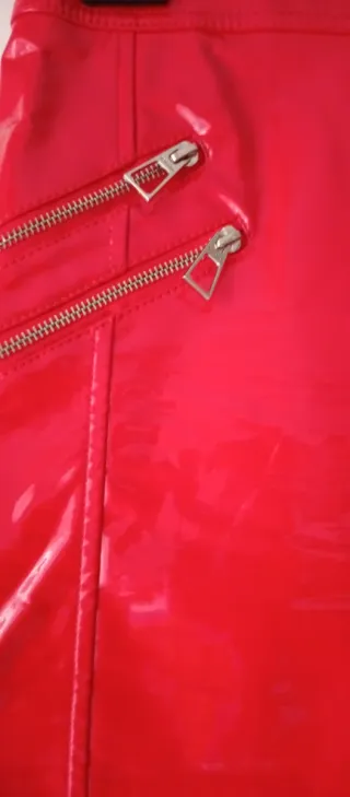 Falda mini roja efecto piel