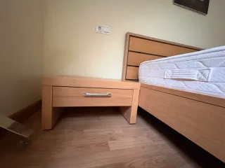 Cama de matrimonio y mesitas de noche.