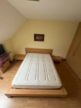 Cama de matrimonio y mesitas de noche.