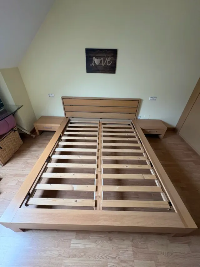 Cama de matrimonio y mesitas de noche.