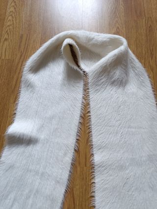 Bufanda de pelo beige con flecos