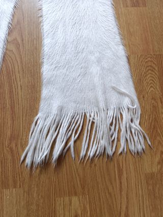 Bufanda de pelo beige con flecos