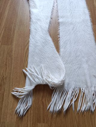 Bufanda de pelo beige con flecos