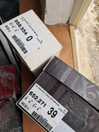 Zapatos negros con tachuelas y flecos