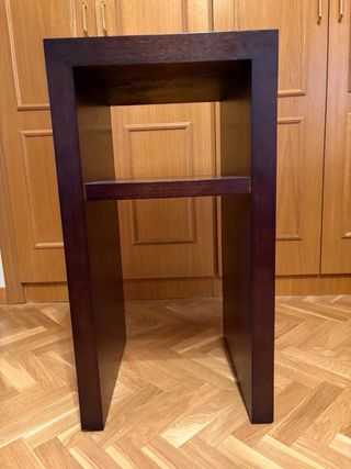 Mesa auxiliar de madera con ruedas ocultas