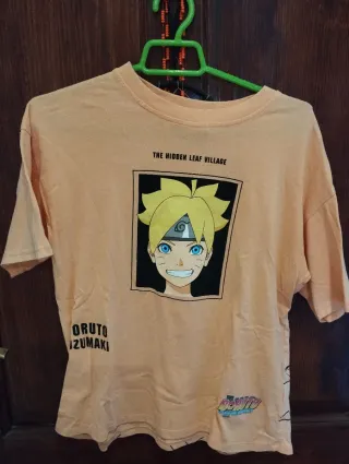 Camiseta Naruto y sudadera Pikachu amarillo.