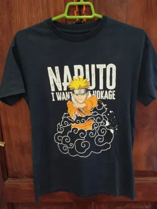 Camiseta Naruto y sudadera Pikachu amarillo.