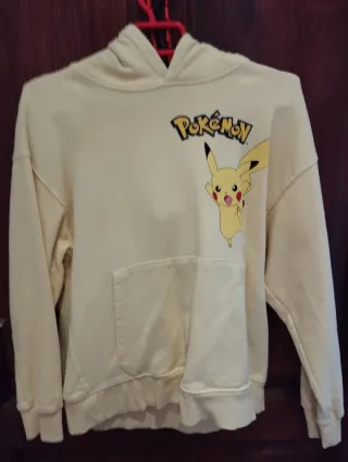 Camiseta Naruto y sudadera Pikachu amarillo.