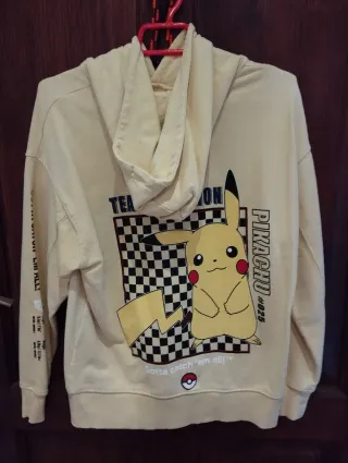 Camiseta Naruto y sudadera Pikachu amarillo.