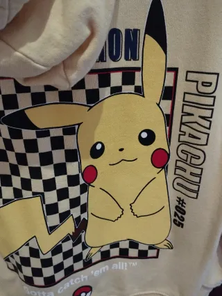 Camiseta Naruto y sudadera Pikachu amarillo.