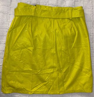 Falda amarilla corta efecto piel cremalleras