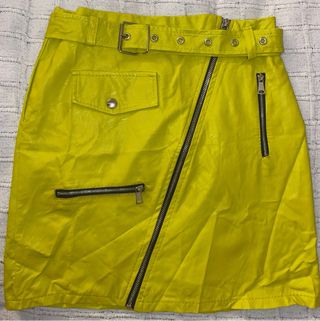 Falda amarilla corta efecto piel cremalleras