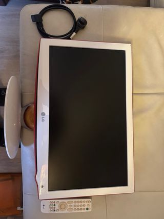 Televisor lg22LU5000 blanca y naranja.2 hdmi usb