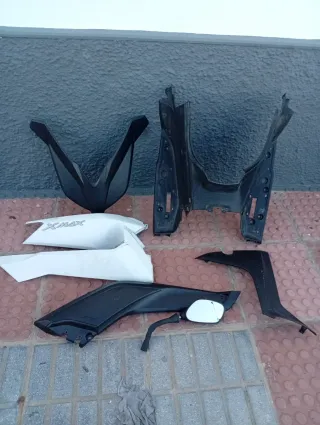 Chapas Yamaha XMAX 400 Derecha negro