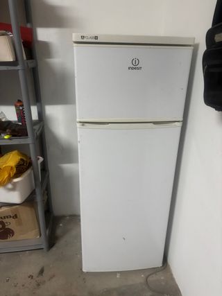 Nevera Indesit con congelador