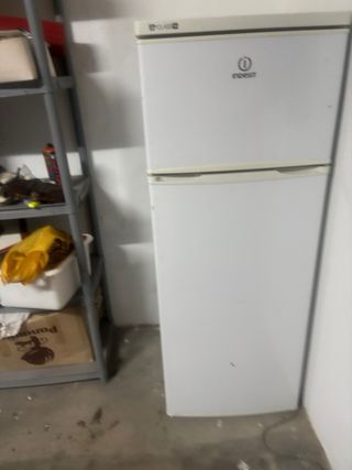 Nevera Indesit con congelador