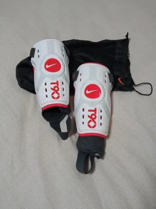 Espinilleras Nike T90 Blancas y Rojas