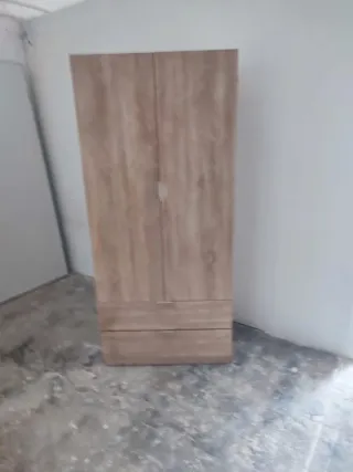 Armario de madera color beige y marrón