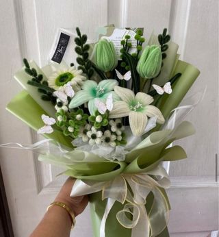 Flores de fieltro y mariposas decorativas