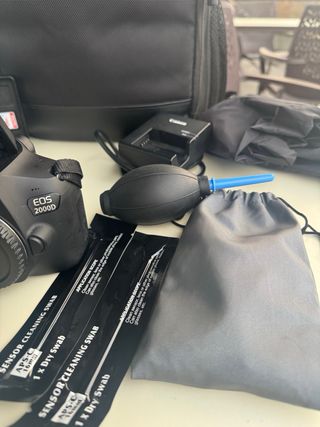 Cámara Canon EOS 2000D + Accesorios