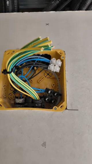 Trabajos de electricidad en general. Mantenimiento