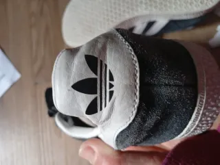 Tenis Adidas Gazelle Gris y Blanco