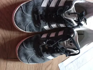 Tenis Adidas Gazelle Gris y Blanco