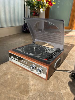 Giradischi vintage Soundmaster con Radio