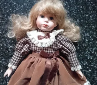 Bambola porcellana vintage vestito marrone