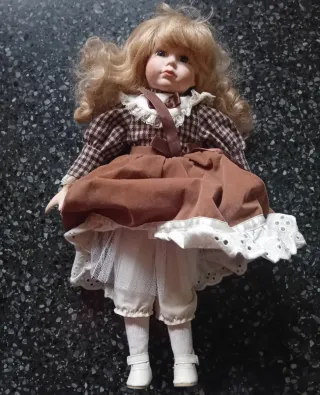 Bambola porcellana vintage vestito marrone