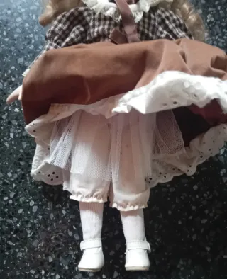 Bambola porcellana vintage vestito marrone