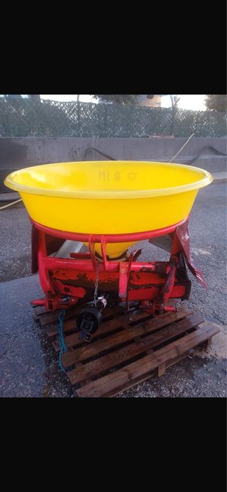 Abonadora Tractor Amarilla